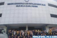 Foto bersama Direktur SDM, Pendidikan dan Umum RSUP M Djamil Dr dr Dovy Djanas SpOG KFM MARS bersama awak media. (Foto : Fajril)