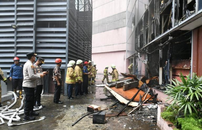 Petugas kepolisian dan Damkar lakukan pembersihan sisa kebakaran yang terjadi di kantor Kemenkumham, Kamis (8/12). (Dok : Istimewa)