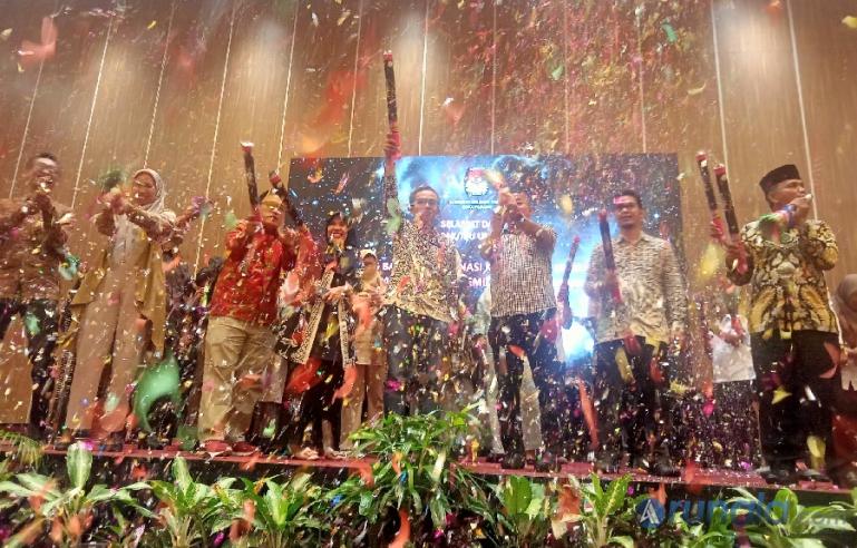 Ketua KPU Padang, Riki Eka Putra bersama para komisioner dan instansi terkait saat peluncuran Bakohumas KPU Kota Padang, Kamis sore (15/12). (Foto : Arzil)