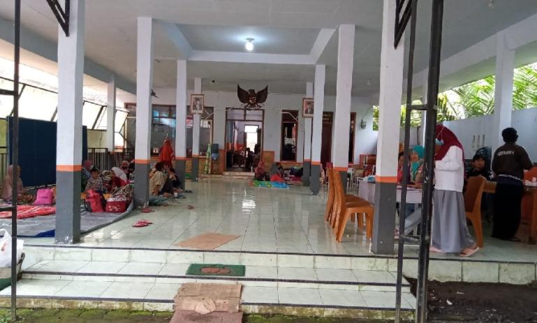 Terlihat warga menempati salah satu tempat pengungsian yang disiapkan pasca AGP Gunungapi Semeru yang terjadi pada Minggu dini hari (4/12). (Dok : Istimewa)