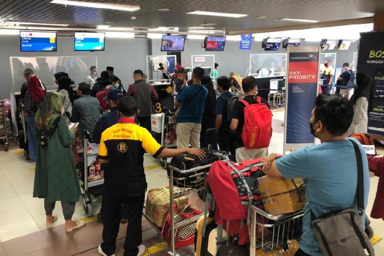 Penumpang di loket check in Bandara Internasional Minangkabau (BIM). (Dok : Istimewa)