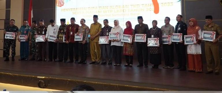 Foto bersama usai penyerahan DIPA di Auditorium Gubernuran, Senin (12/12). (Dok : Istimewa)