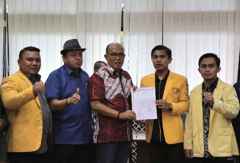 Ketua DPRD Sumbar Supardi menerima surat berisikan penolakan BEM Sumbar atas RUU KHUP, di ruang rapat khusus gedung DPRD Sumbar, Kamis (22/12). (Dok : Istimewa)