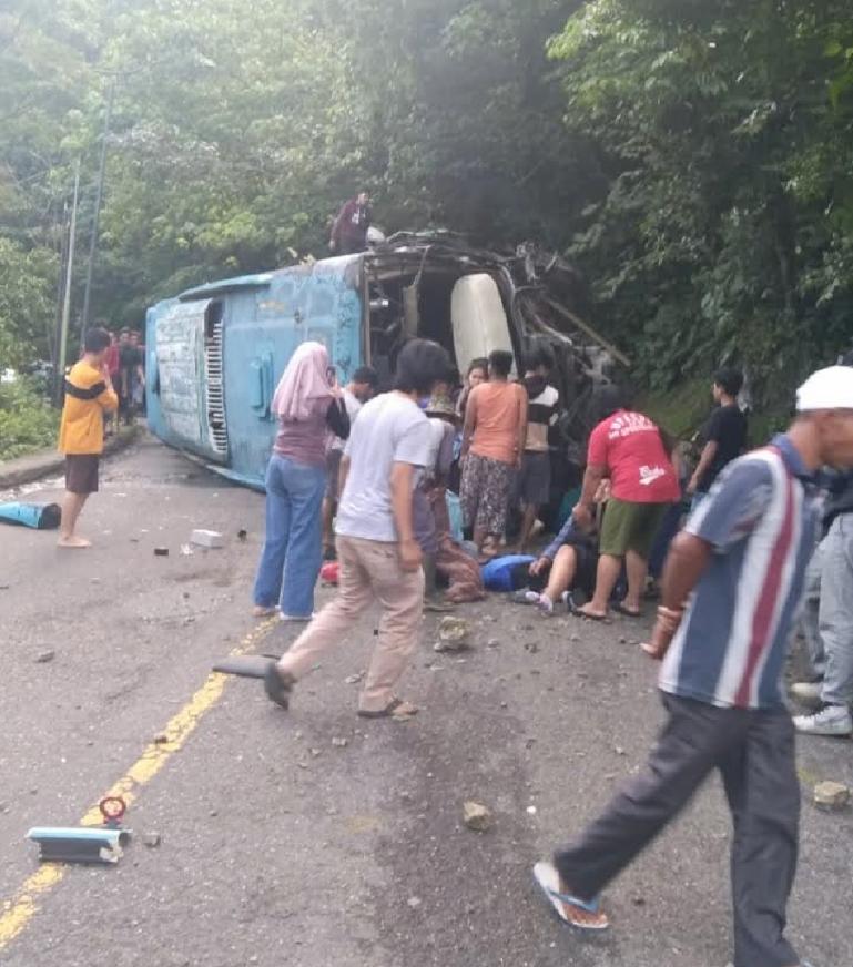 Kondisi bus yang membawa rombongan dari Universitas Riau rebah kuda pascakecelakaan, Senin pagi (19/12). (Dok : Istimewa)