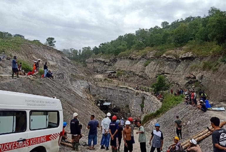 Upaya evakuasi para korban di lokasi tambang batu bara yang meledak yang ada di daerah Kota Sawahlunto, Jumat pagi (9/12). (Dok : Istimewa)