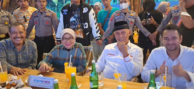 Gubernur Sumbar Mahyeldi Ansharullah, Wakil Wali Kota Pariaman Mardison Mahyuddin bersama Raffi Ahmad di Marawa Beach Club, Padang, Minggu malam (25-12-2022). (Dok : Istimewa)