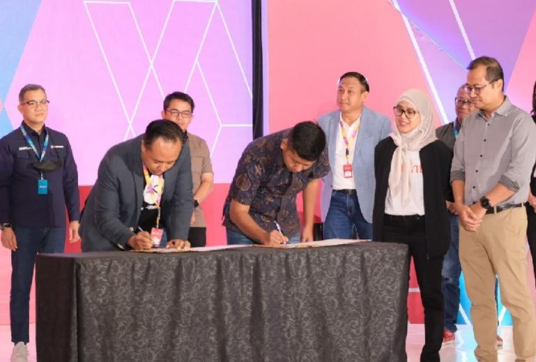 Co-founder & CMO Feedloop M. Ajie Santika, General Manager Data Solutions Product Telkomsel Aulia R. Amin, CEO TMI Mia Melinda, dan Direktur Strategic Portfolio Telkom Indonesia Budi Setyawan Wijaya saat penandatanganan MoU. (Dok : Istimewa)