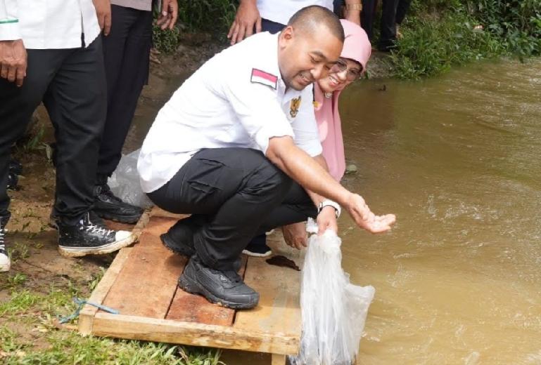 Wagub Sumbar Audy Joinaldy didampingui Kadis DKP Sumbar Desniarti menebar 15.000 bibit ikan di Nagari Sikabu, Dharmasraya. (Dok : Istimewa)
