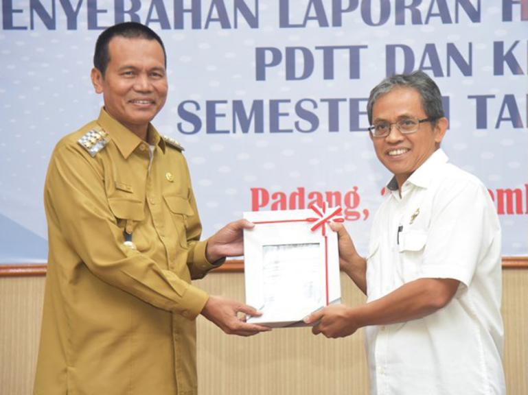 Wako Pariaman Genius Umar terima LHP PDTT dari kepala BPK Sumbar, Arif Agus di Padang, Senin (26/12). (Dok : istimewa)