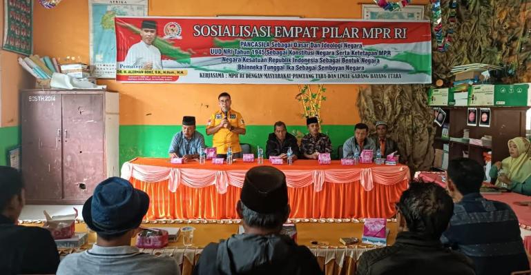 Anggota DPD RI, Alirman Sori saat sosialisasi Empat Pilar Kebangsaan kepada para wali nagari dan perangkatnya serta tokoh masyarakat dari Pancuang Taba dan Limau Gadang Kecamatan IV Nagari Bayang Utara, Kabupaten Pessel, Kamis (8/12). (Foto : Arzil)