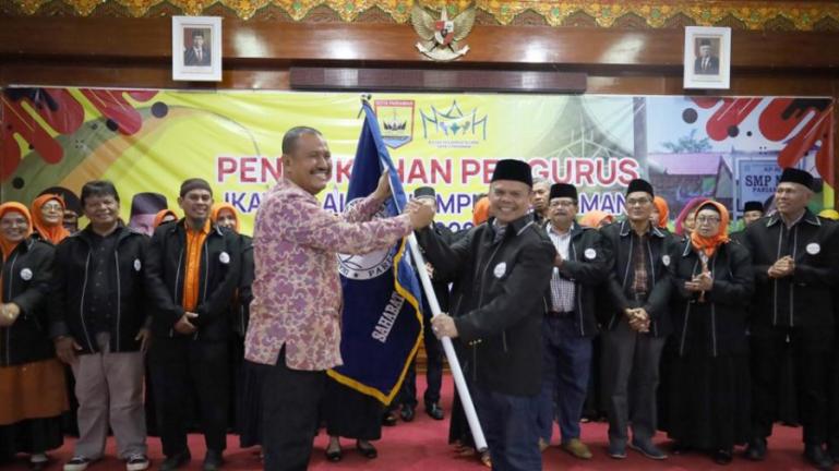 Wawako Mardison Mahyuddin serahkan pataka alumni SMP 3 Pariaman kepada ketua alumni terpilih, , Syahruddin, Sabtu (24-12-2022). (Dok : Istimewa)