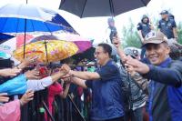 Diguyur Hujan, Warga Antusias untuk Bertemu Anies Baswedan