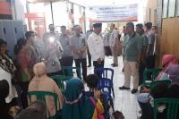 Gubernur Sumbar Serahkan Dana Bansos Dampak Inflasi