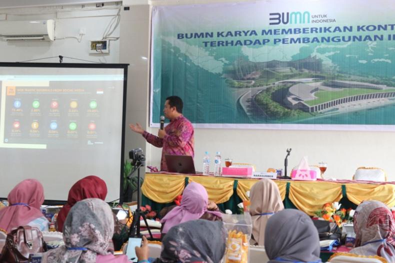 Seorang nara sumber paparkan materi sosialisasi BUMN Karya Memberikan Kontribusi Terhadap Pembangunan IKN di Hotel Minang Jaya Padangpariaman, Senin (2/1). (Dok ; Istimewa)