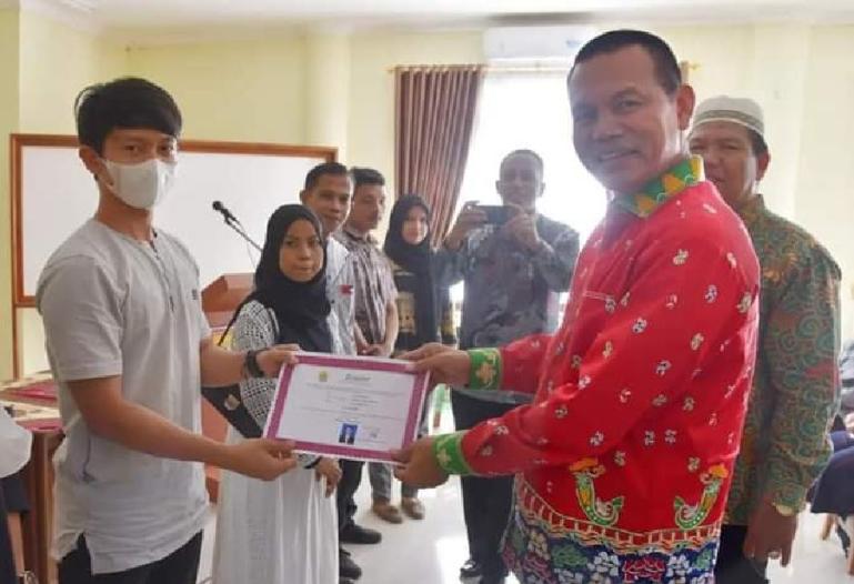 Wako Genius Umar saat serahkan sertifikat kursus pranikah pada pasangan catin, Kamis sore (12/1). (Dok : Istimewa)