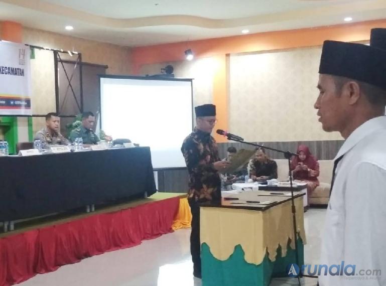 Ketua KPU Pessel, Epaldi Bahar saat melantik 75 anggota PPK di Painan, Rabu siang (4-1-2023). (Foto : Brav)