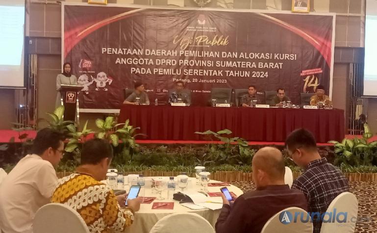 Ketua KPU Sumbar, Yanuk Sri Mulyani membuka uji publik penataan dapil dan alokasi kursi DPRD Sumbar, Jumat (20/1). (Foto : Arzil)