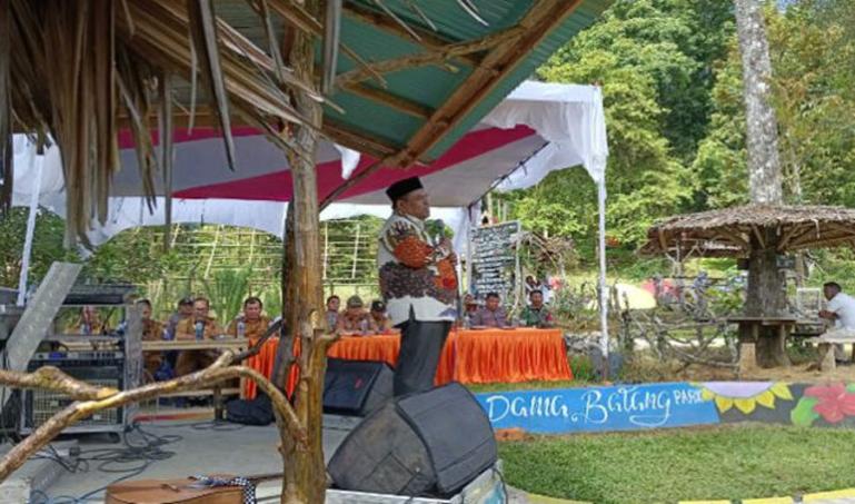 Bupati Suhatri Bur saat meresmikan keberadaan Agrowisata Dama Batang Park , Nagari Aur Malintang Selatan Kecamatan IV Koto Aur Malintang, Senin (30/1).  (Dok : Istimewa)