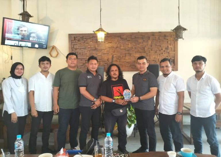 Jajaran Polda Sumbar menjalin kemitraan dan silaturahmi dengan Ketua AJI Kota Padang Aidil Ichlas, kemarin. (Dok : Istimewa)