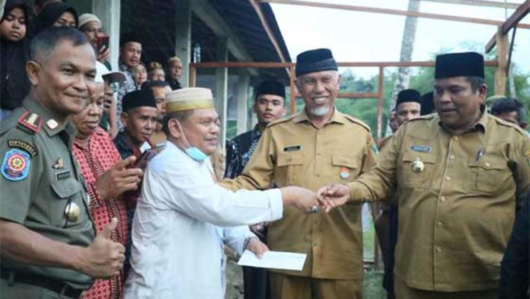 Gubernur Mahyeldi dan Bupati Suhatri Bur bersama Pembina Pesantren Al-Khalifah H Ishaf saat peletakan batu pertama pembangunan asrama santri untuk pesantren ini, Senin (9/1). (Dok : Istimewa)
