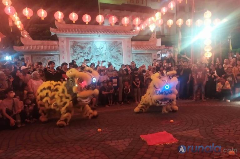 Atraksi Barongsai di halaman Kelenteng See Hin Kiong, Sabtu (21/1) malam. (Foto : Fajril)