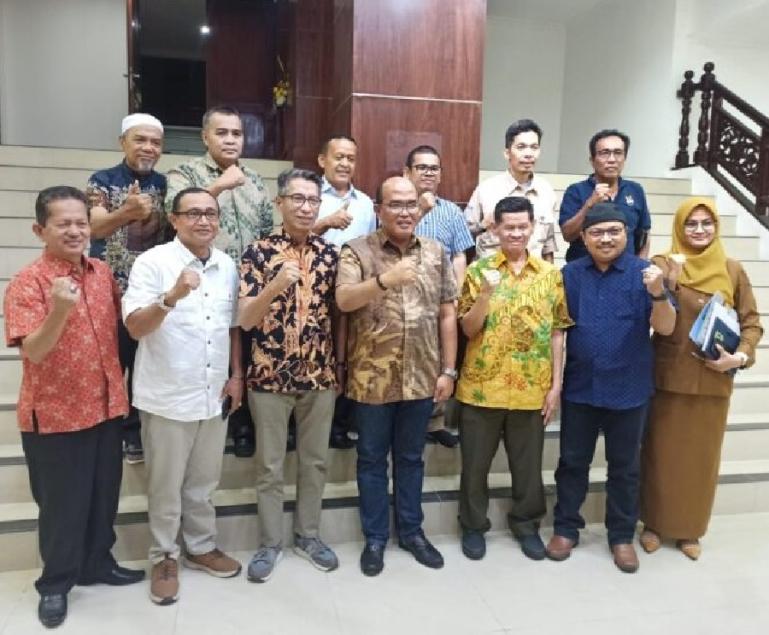 Pengurus PWI Sumbar bersama Ketua DPRD Sumbar, Supardi seusai audensi, Selasa (24/1). (Dok : Istimewa)
