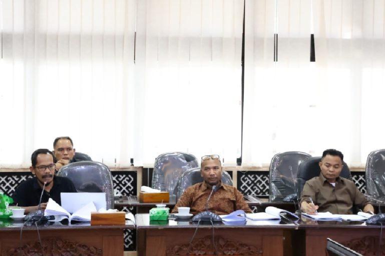 Bapemperda DPRD Sumbar raker bersama komisi terkait dan tim penyusun naskah akademik kebudayaan Minangkabau, Jumat sore (6/1). (Dok : Istimewa)