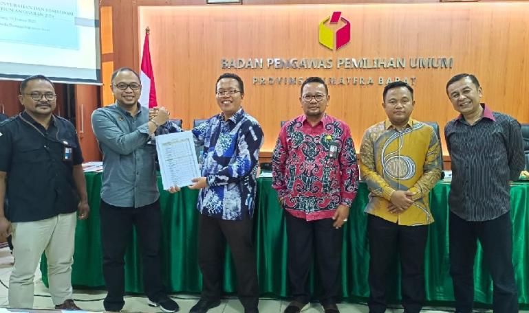 Ketua Bawaslu Sumbar, Alni serahkan DIPA 2023 kepada Ketua Bawaslu Kota Padang Dorri Putra, di Bawaslu Sumbar, Selasa (10/1). (Dok : Istimewa)