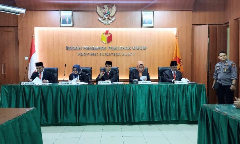 Majelis sidang Bawaslu Sumbar saat membacakan putusan sidang dugaan pelanggaran administrasi yang dilaporkan Yan Firdaus, di Kantor Bawaslu Sumbar, Jumat pagi (20/1). (Dok : Istimewa)