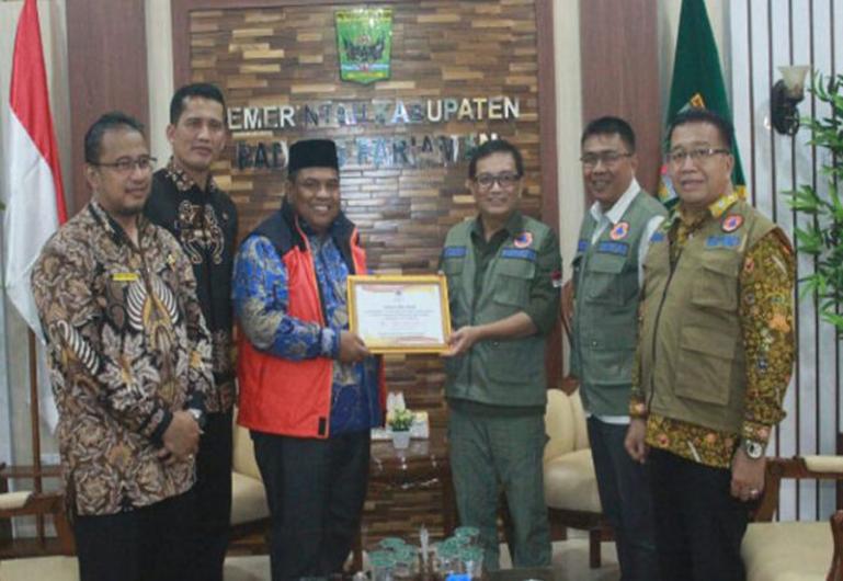 Bupati Suhatri Bur terima bantuan DSP yang diserahkan Direktur Dukungan Sumber Daya Darurat BNPB, Rustian Kamis (26/1). (Dok : Istimewa