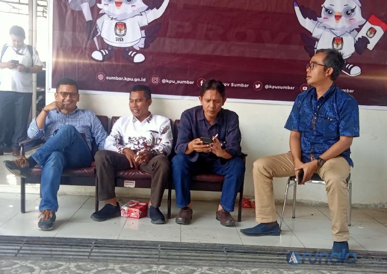 Sejumlah Ketua KPU kabupaten kota di Sumbar saat lakukan penandatanganan kinerja se Sumbar di aula kantor KPU Sumbar, Senin (9/1). (Foto : Arzil)