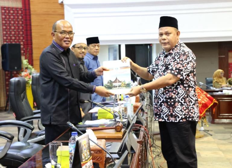 Ketua DPRD Sumbar, Supardi menerima rumusan ranperda inisiatif tentang pokok-pokok kebudayaan minangkabau dari salah seorang anggota DPRD, Senin (30/1). (Dok Istimewa)