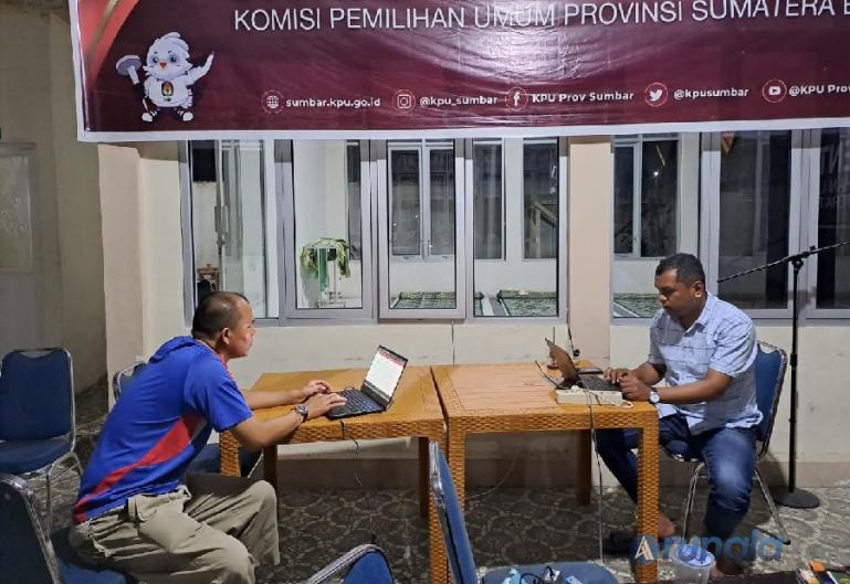 Dua orang operator KPU Sumbar sedang memantau aplikasi silon yang telah di submit para bakal calon yang sebelumnya melakukan upload secara manual, Minggu malam (1-1-2023). (Foto : Arzil)