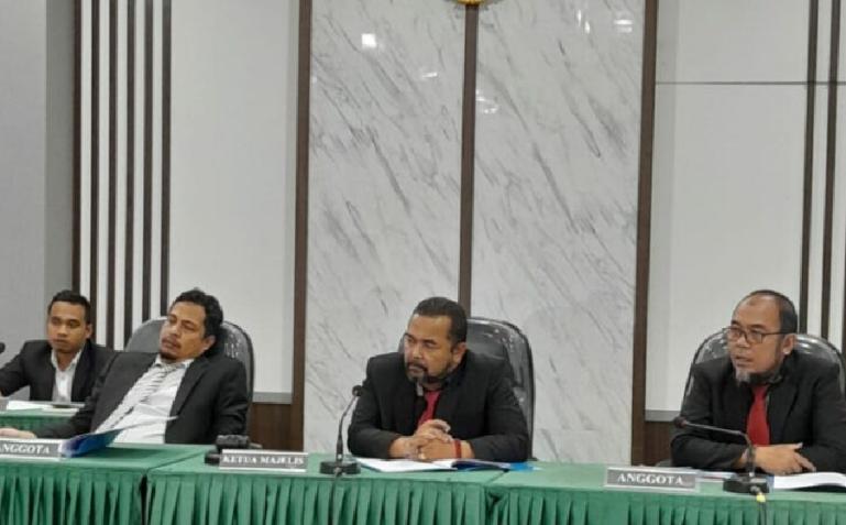Majelis KI Sumbar ketika menggelar sidang sengketa informasi dengan pemohon Yufriadi dan Nurlan Afriani, Kamis (12/1). (Dok : Istimewa)