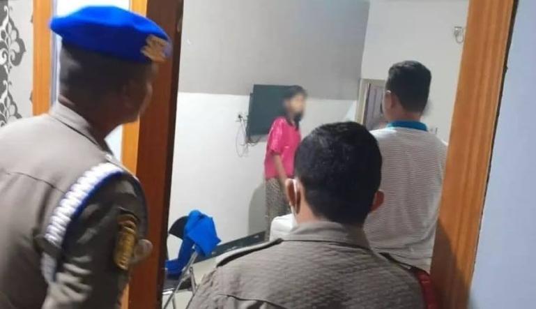 Petugas Pol PP Padang saat melakukan pengawasan di salah satu hotel di Kota Padang, Minggu (8/1) malam. (Dok : Istimewa)
