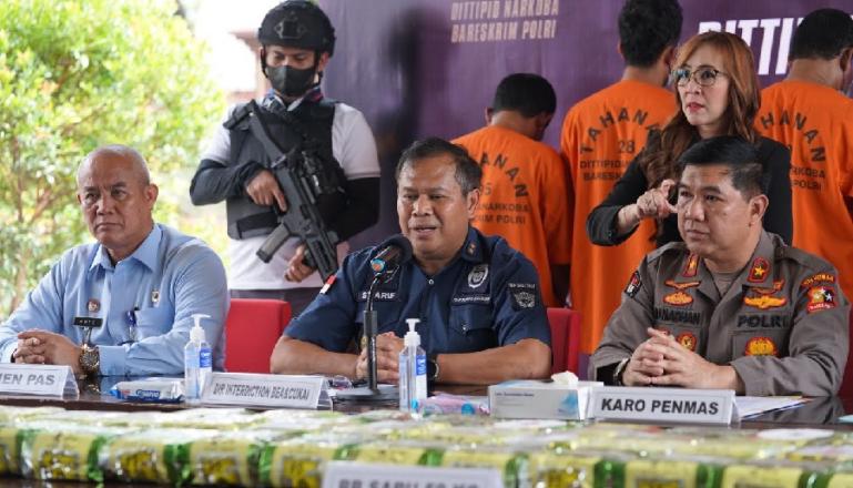 Direktur Interdiksi Narkotika Direktorat Jenderal Bea Cukai, Syarif Hidayat beri penjelasan saat konferensi pers terkait penangkapan dua warga binaan Lapas terlibat narkoba, Selasa (10/1) kemarin. (Dok : Istimewa)