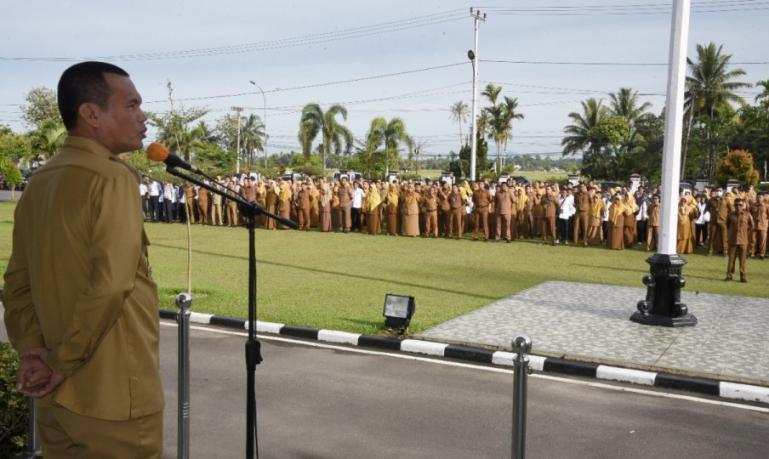 Wali Kota Pariaman, Genius Umar pimpin Apel Pagi Gabungan di Halaman Kantor Balaikota Pariaman, Senin (9/1). (Dok : Istimewa)