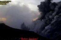 Suasana erupsi di Gunung Merapi terpantau dari Pos Pemgamatan Gunungapi Marapi, Sabtu pagi (7/1). (Dok : Istimewa)