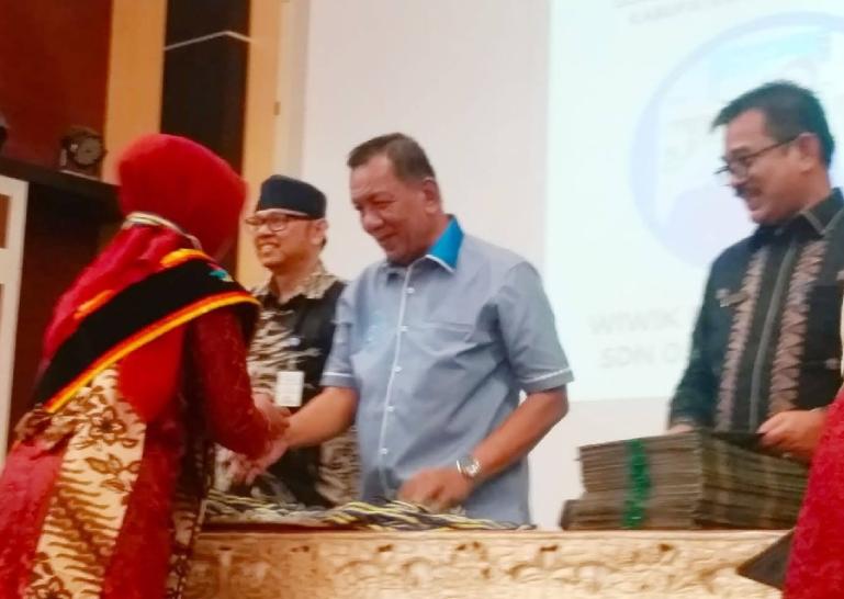 Bupati Pessel Rusma Yul Anwar, mewisuda 110 guru penggerak di kabupaten itu, Sabtu (14/1). (Dok : Istimewa)