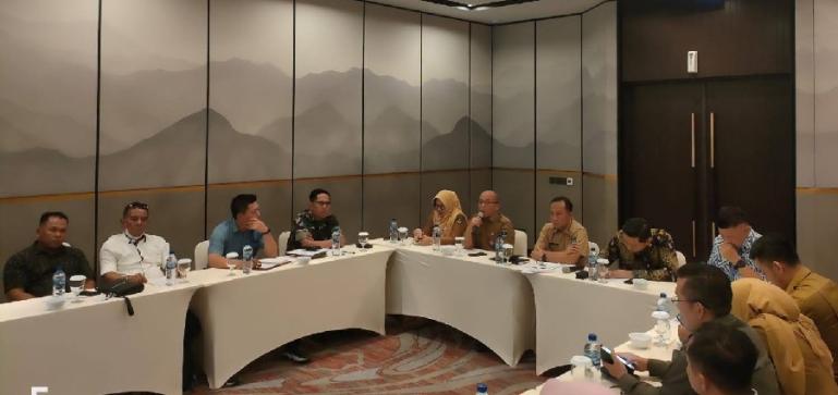 Rapat koordinasi tim satgas pengawasan BBM dan LPG Sumbar dengan Pertamina Sumbar, di Padang, Selasa (10/1) kemarin. (Dok : Istimewa)