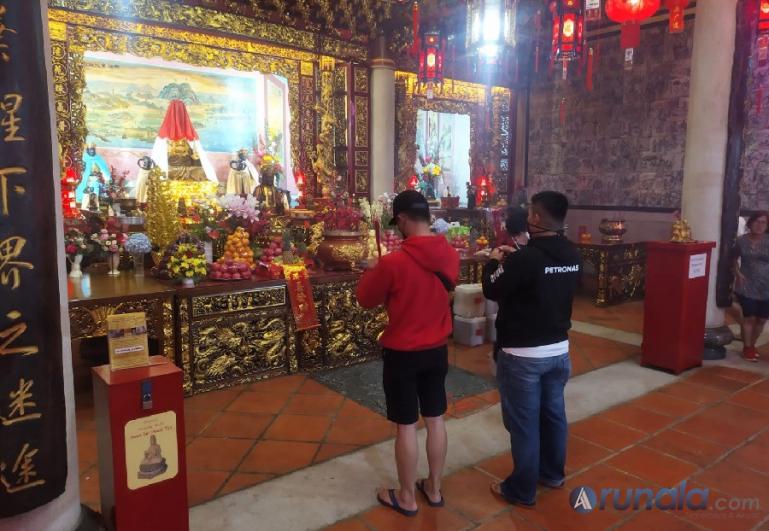 Warga Tionghoa Kota Padang melaksanakan sembahyang malam Tahun Baru Imlek di Kelenteng See Hin Kiong, Sabtu (21/1) malam. (Foto : Fajril)