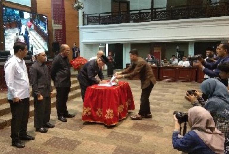 Ketua DPRD Sumbar, Supardi saksikan Gubernur Mahyeldi tandatangani MoU pengesahan Perda menyangkut Pembangunan Infrastuktur Berkelanjutan, di Padang, Jumat (6/1). (Dok Istimewa)