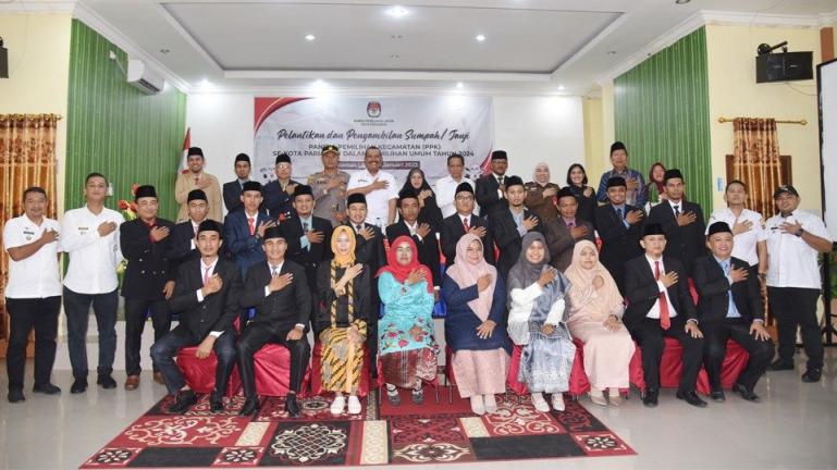 Wawako Mardison bersama anggota PPK se Kota Pariaman yang baru dilantik, Rabu (4/1). (Dok : Istimewa)