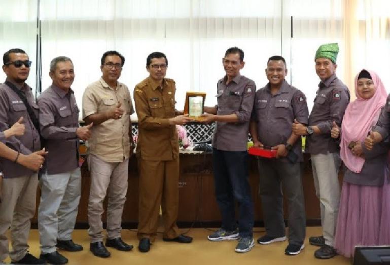 Sekretaris DPRD Sumbar, Raflis ketika menerima kunjungan Wartawan Parlemen Riau (WPR), Senin (16/1). (Dok : Istimewa)