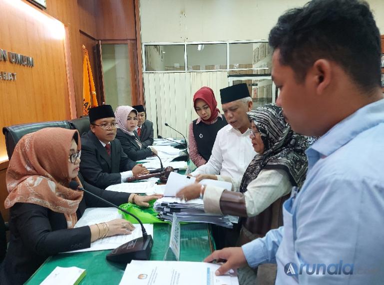 Anggota majelis sidang, Elly Yanti memeriksa dokumen pelapor Hanafi Zain saat sidang pembuktian di Bawaslu Sumbar, Rabu (11/1).