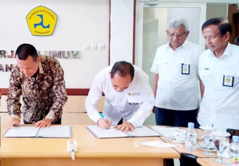 Penandatanganan MoU Wako Genius Umar dengan Direktur Politeknik PU, Prof. Dr. Ir. indratmo Soekarno M.Sc. Ph.d, di Gedung Politeknik PU, Kota Semarang, Selasa (10/1). (Dok : Istimewa)