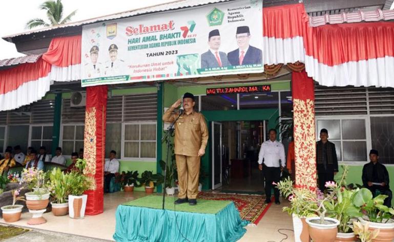 Wawako Mardison pimpim upacara HAB ke-77 di Kemenag Kota Pariaman, Selasa (3/1). (Dok : Istimewa)