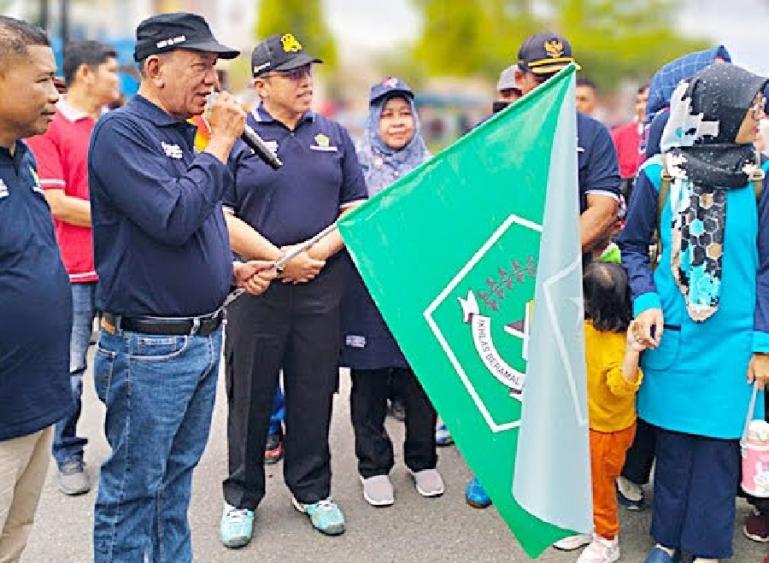 Bupati Pessel Rusma Yul Anwar melepas peserta Jalan Santai Kerukunan, Kemenag Pessel, Minggu pagi (15/1). (Dok : Istimewa)