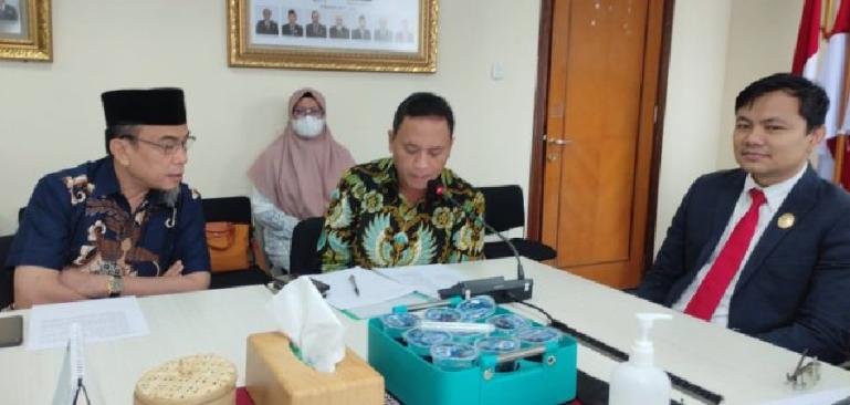 Ketua Komisi I DPRD Sumbar, Sawal bersama Asisten I Setprov Sumbar, Devi Kurnia saat konsultasi dengan Ketua  KI Pusat, Dony Yoesgiantoro, Rabu (25/1). (Dok : Istimewa)