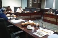 Ketua Komisi IV DPRD Sumbar, Zulkenedi Said pimpin rapat kerja bersama mitra, Kamis (5/1). (Dok : Istimewa)